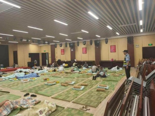 配资门户网 珠海民警转移安置500余名临险群众 风雨中的守护者